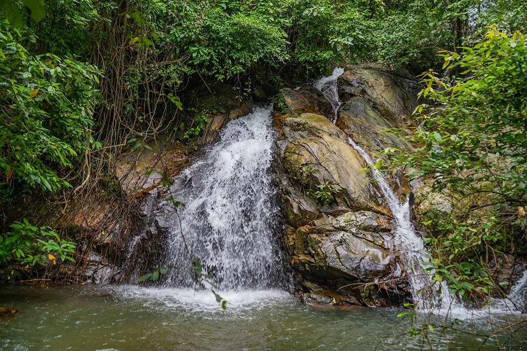 Водопад Банг Ван: водопад и каменистая купель