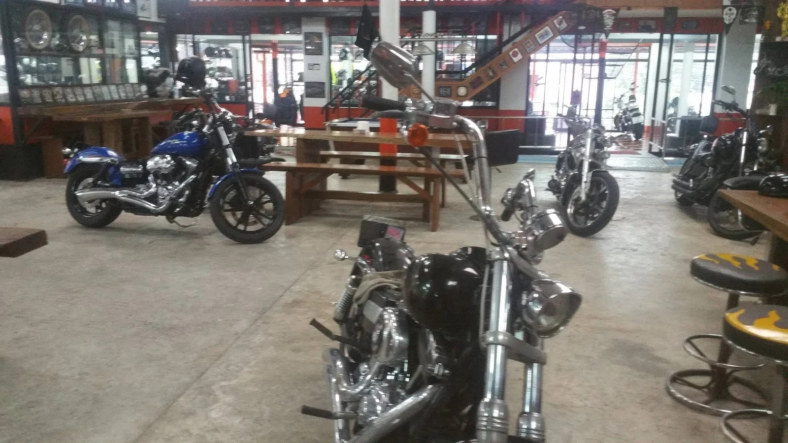 Southern Big Bike — интерьер шоурума. Круизеры внутри большого крытого помещения проката.