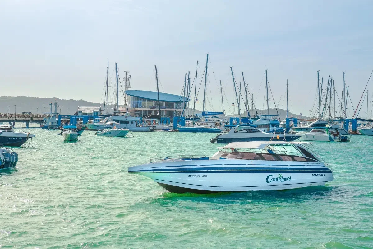 Скоростной катер tisland на воде у марины Чалонга, откуда уходят полудневные поездки на Ко Хэ