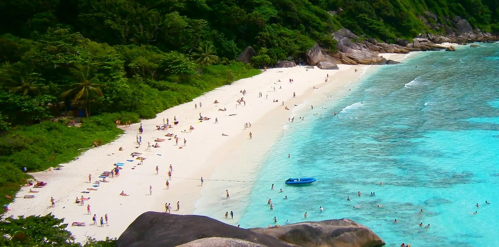 Пляж Honeymoon Bay на острове Мианг Симилан с высоты: белый песок, бирюзовая лагуна и лес