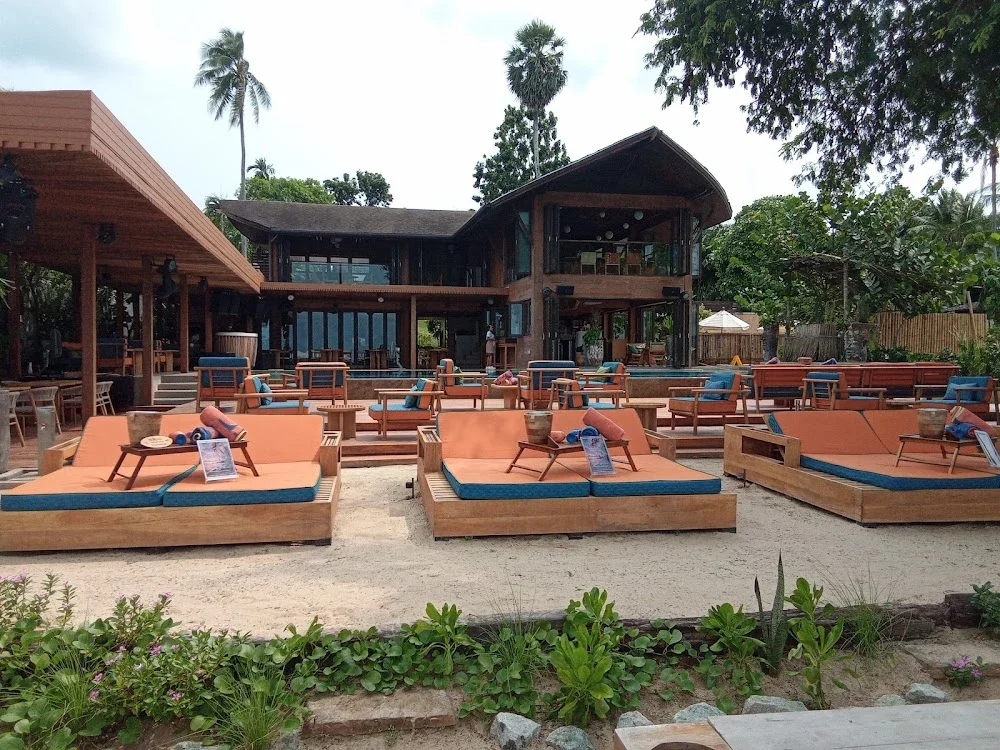 Лежаки и терраса у бассейна LAKU Beach Club