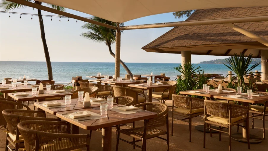 Обеденная терраса Casuarina Beach Club под навесом с видом на пляж Банг Тао