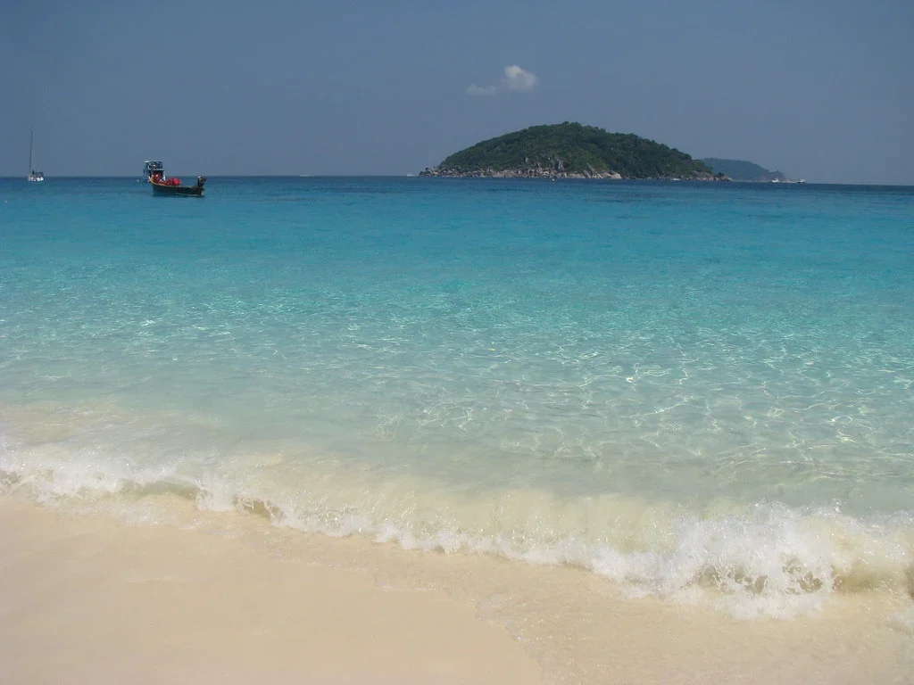Прозрачная бирюзовая вода и белый песок Princess Bay на острове Мианг №4, Симиланы, лодки вдали