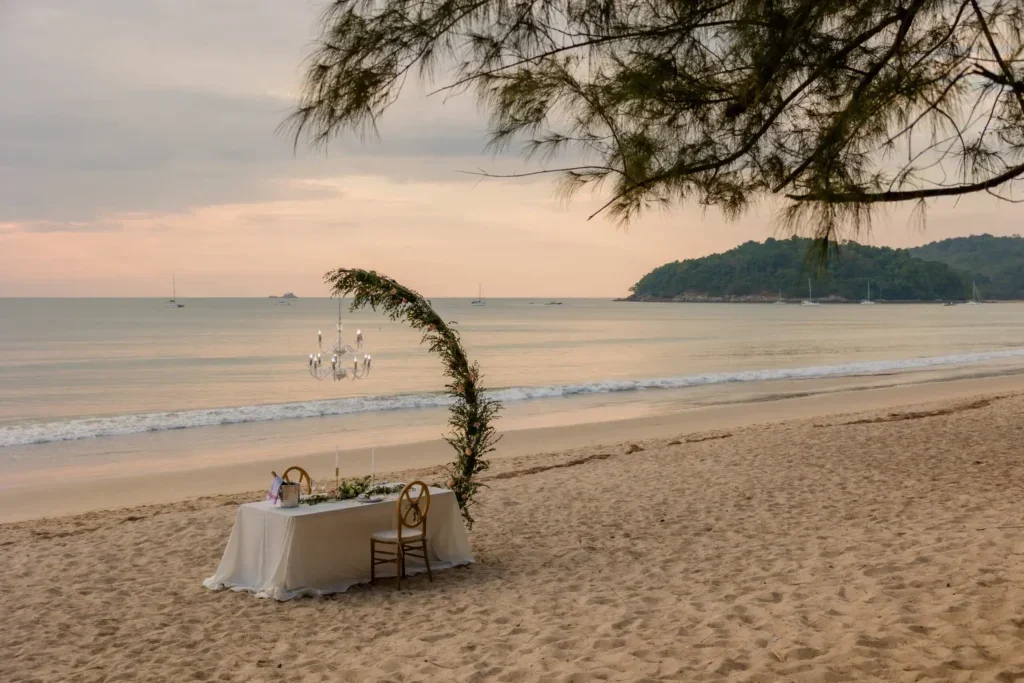 Сервированный стол для ужина на пляже у Kora Beach Resort