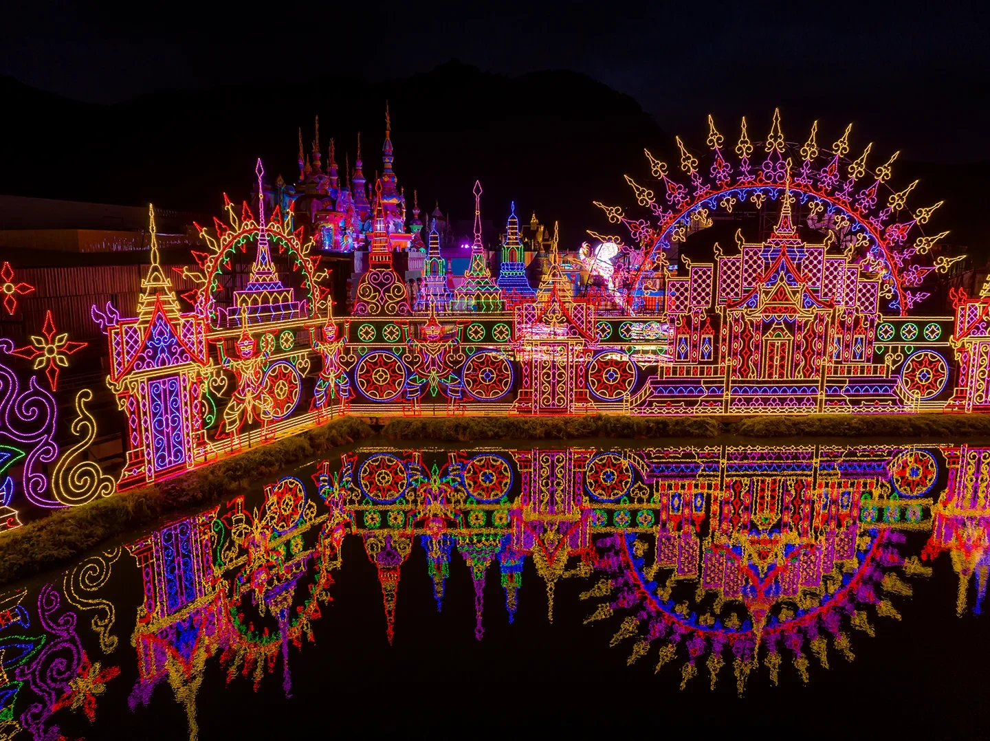 Разноцветные световые дворцы и орнаменты отражаются в тёмной воде Kingdom of Lights