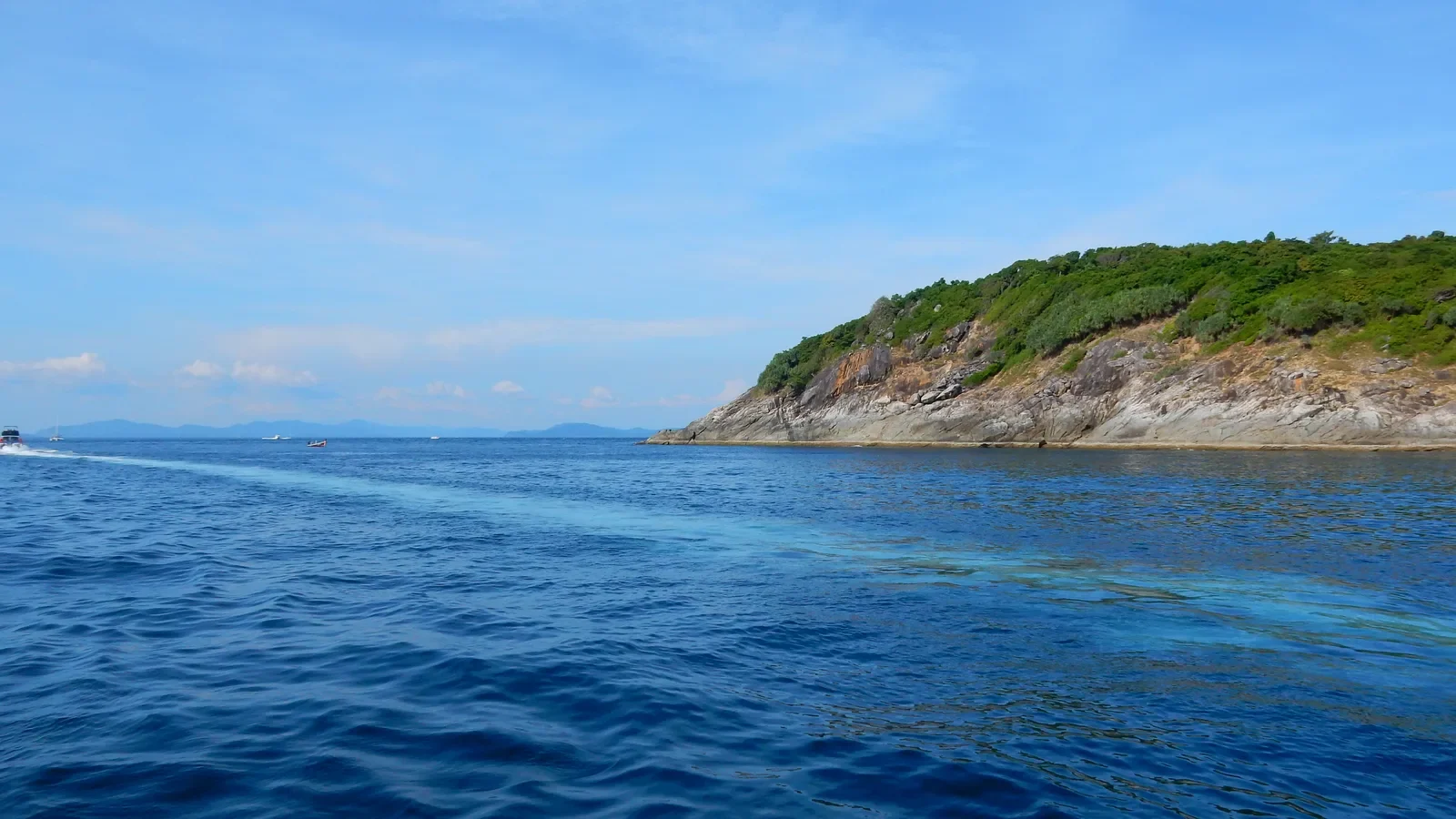 Скалистый и зелёный берег острова Рача-Яй с моря