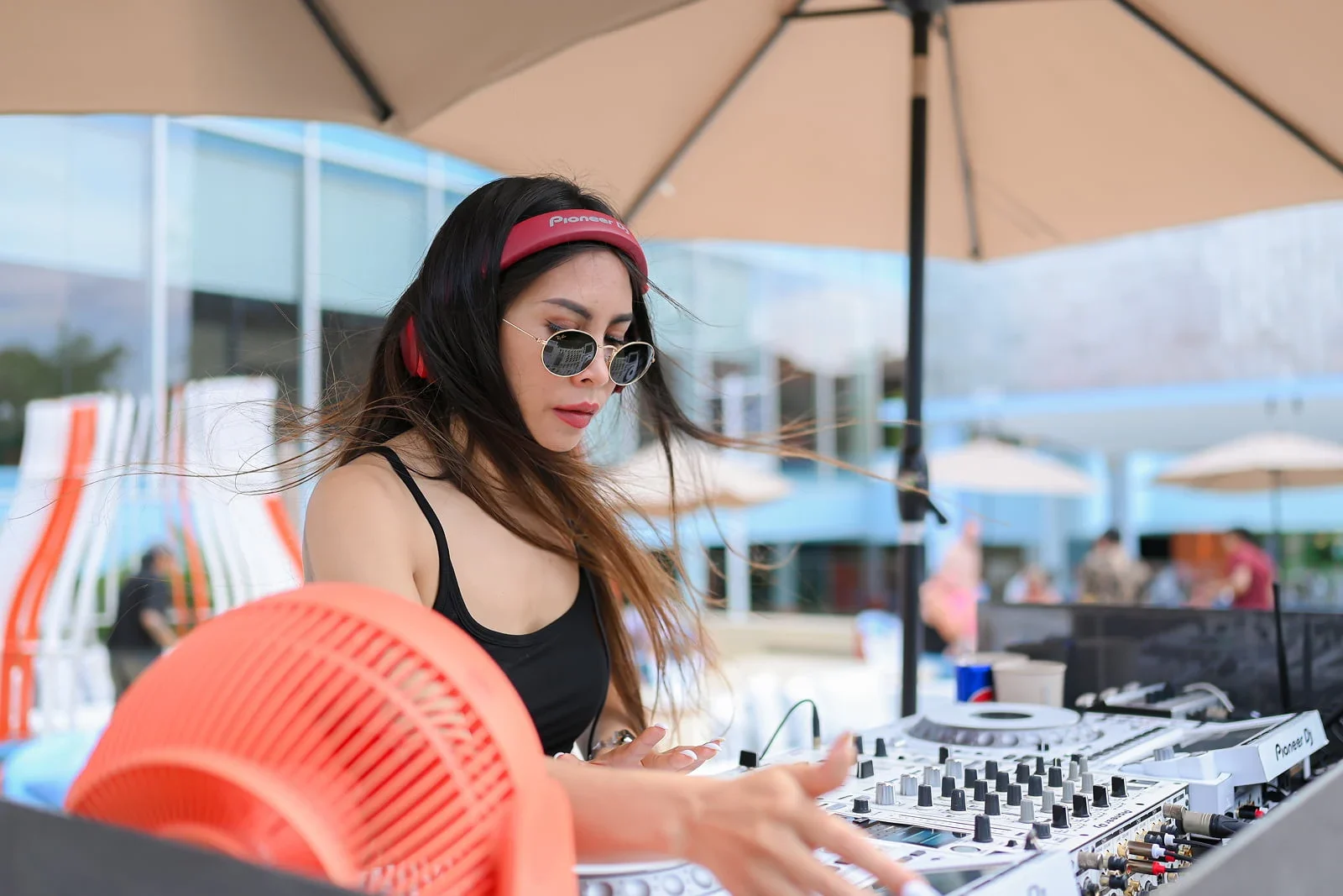 Диджей за пультом на дневной вечеринке в Endless Summer Beach Club