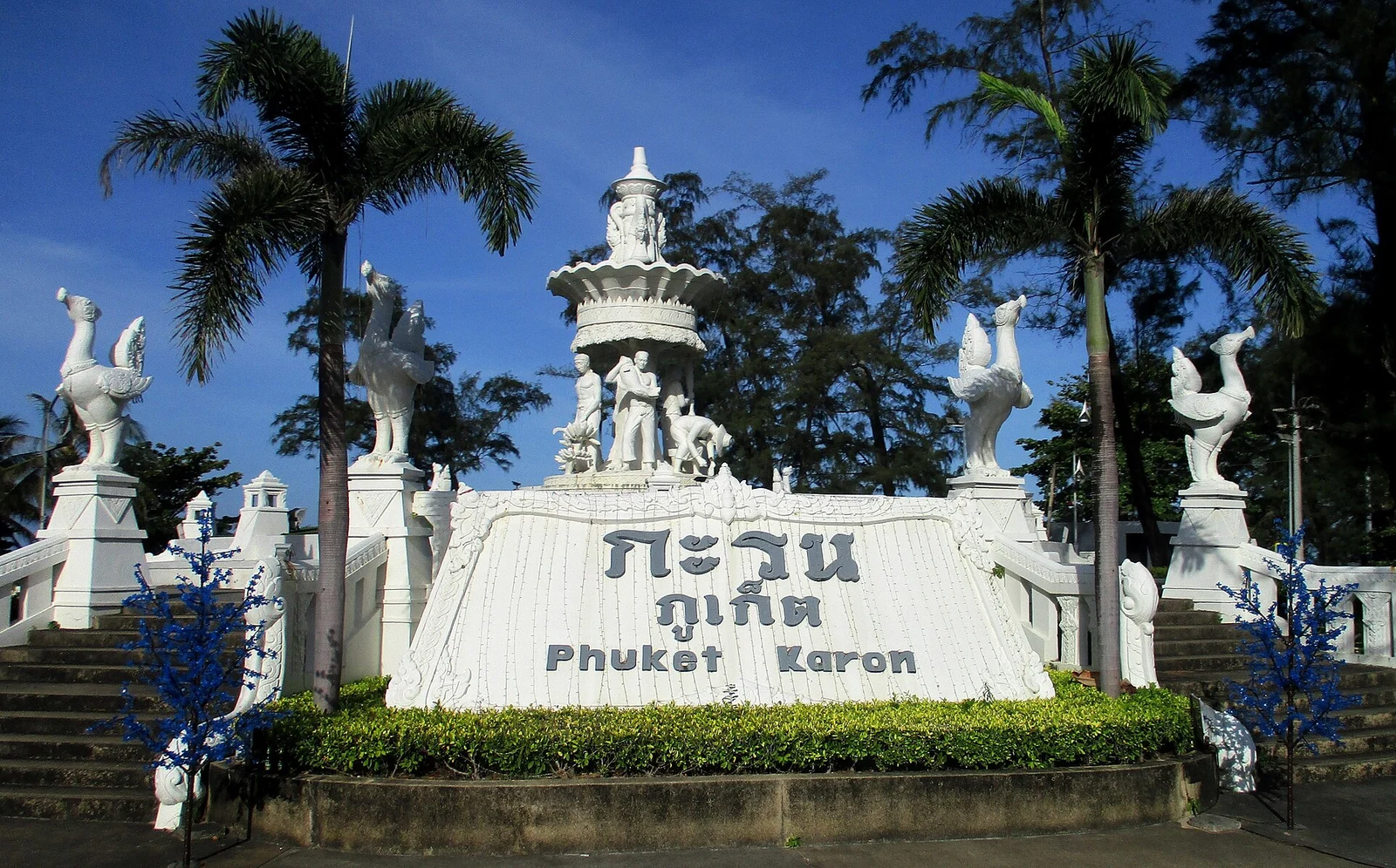 Белая декоративная надпись Phuket Karon с фигурами птиц и пальмами