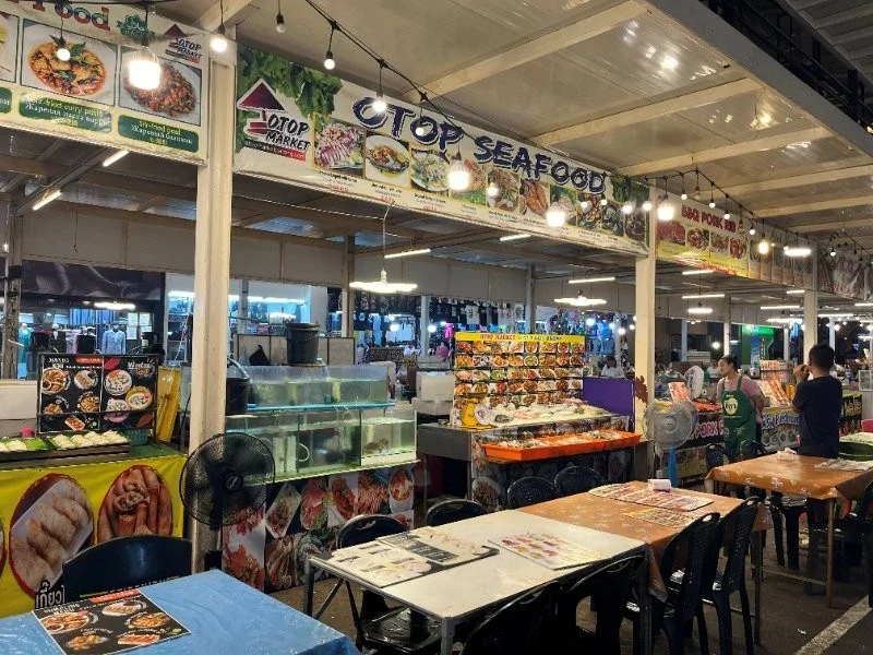 Морепродукты и общие столики под крышей ночного рынка OTOP в Патонге