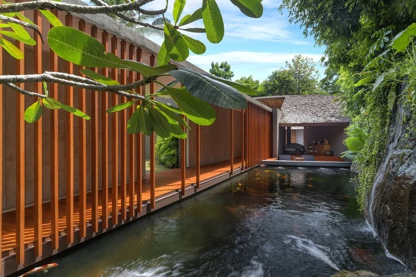 Деревянная галерея вдоль декоративного водоёма в Quan Spa при Renaissance Phuket