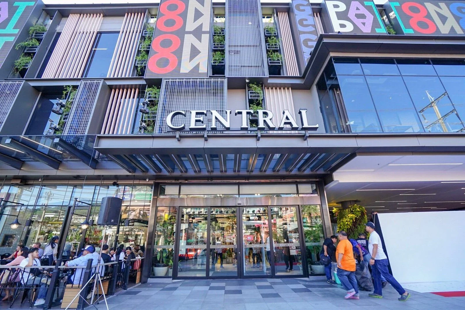 Стеклянный вход и вертикальные вывески на фасаде торгового центра Central Patong