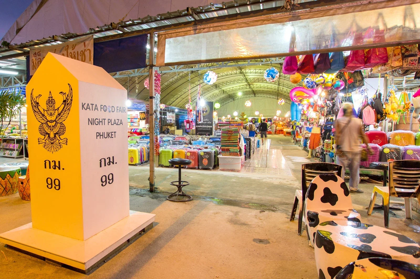 Вход под куполом Kata Night Market, слева знак «KATA FOOD FAIR NIGHT PLAZA PHUKET»
