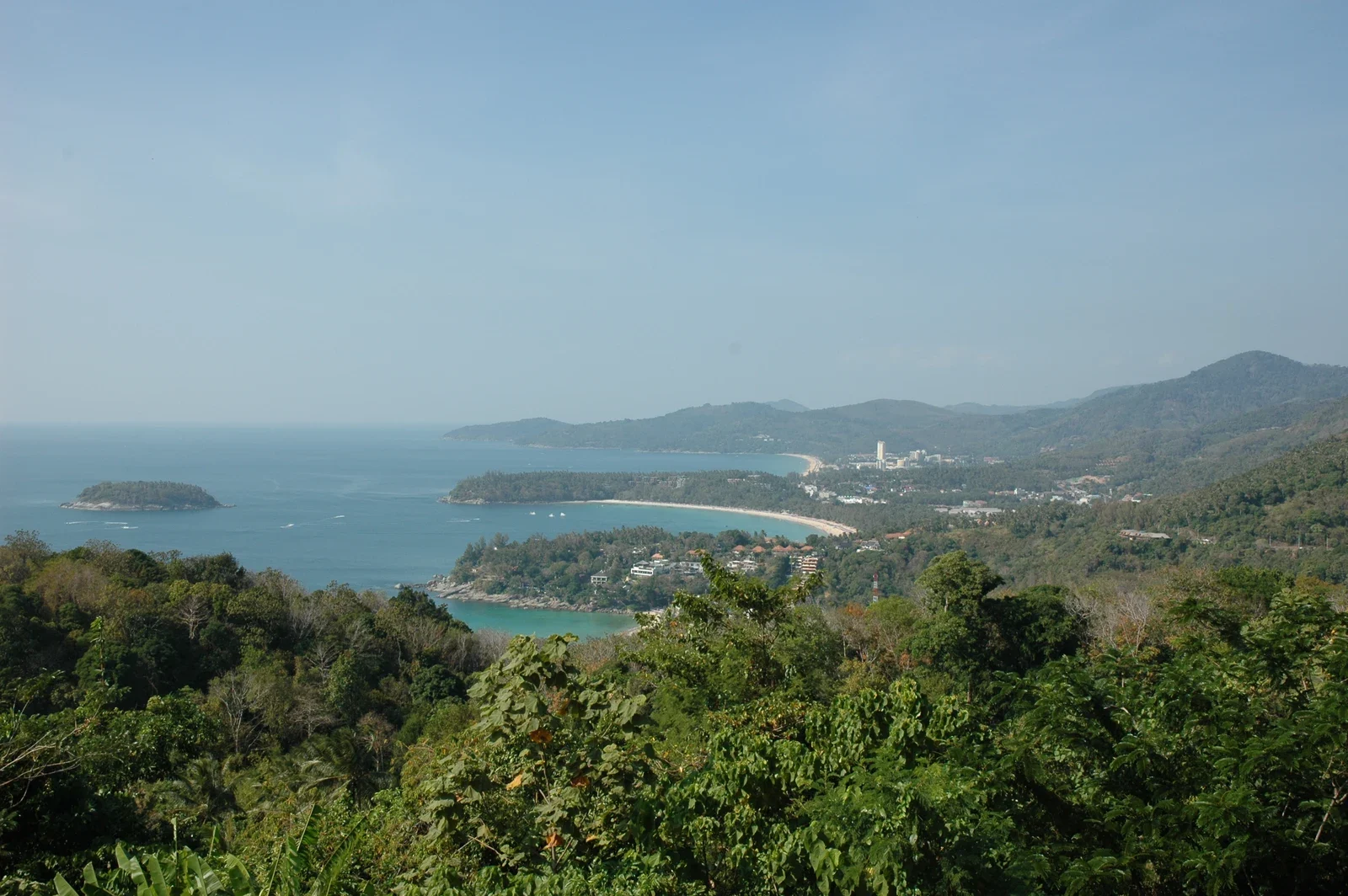 Вид со смотровой Karon Viewpoint: Ката Яй, Ката Ной и Карон, остров Ко Пу на горизонте