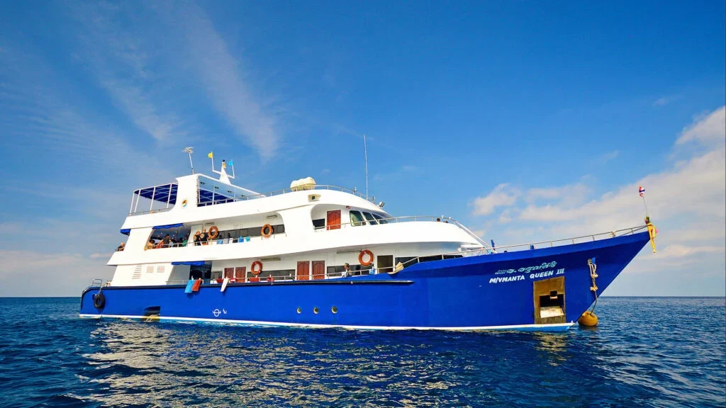 Сине-белый сафари-бот Manta Queen III в открытом море.