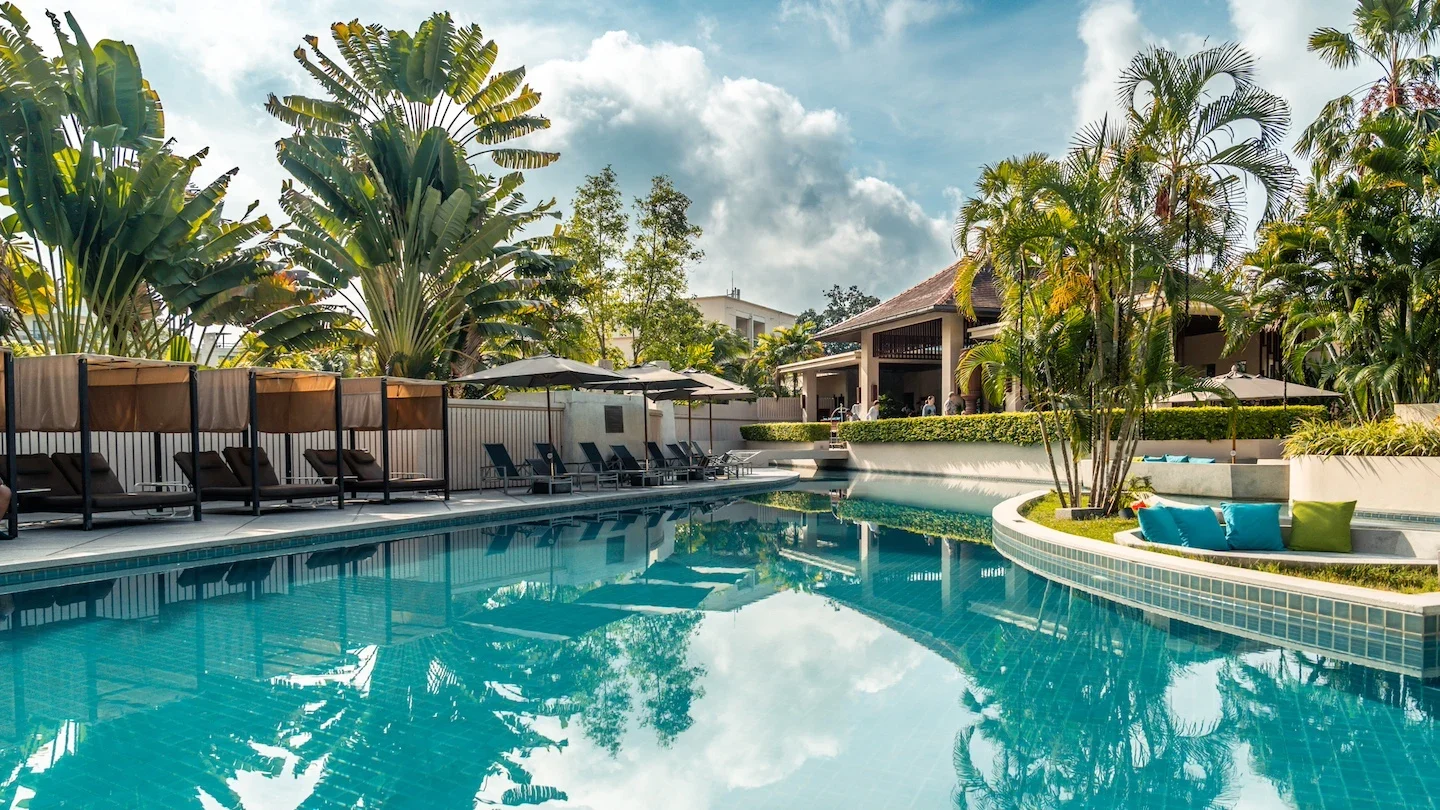 Бассейн и шезлонги на территории Dewa Phuket Resort & Villas у Най Янга