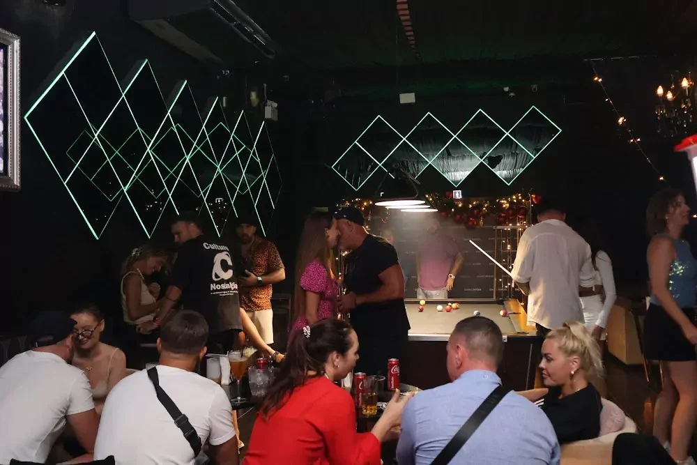 Гости за столиками и у бильярда в Dark Room