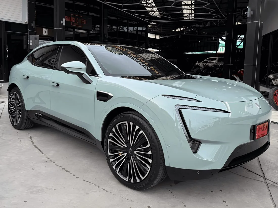 Светлый кроссовер из автопарка SHIBA CARS спереди-сбоку
