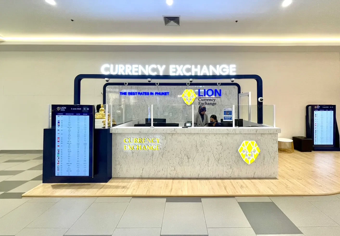 Стойка обменного пункта с фирменным оформлением в торговом центре — Lion Currency Exchange Patong