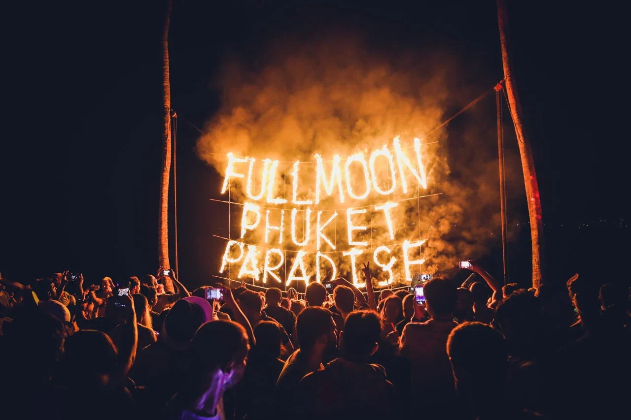 Горящая надпись Full Moon Phuket Paradise перед гостями Paradise Beach Phuket