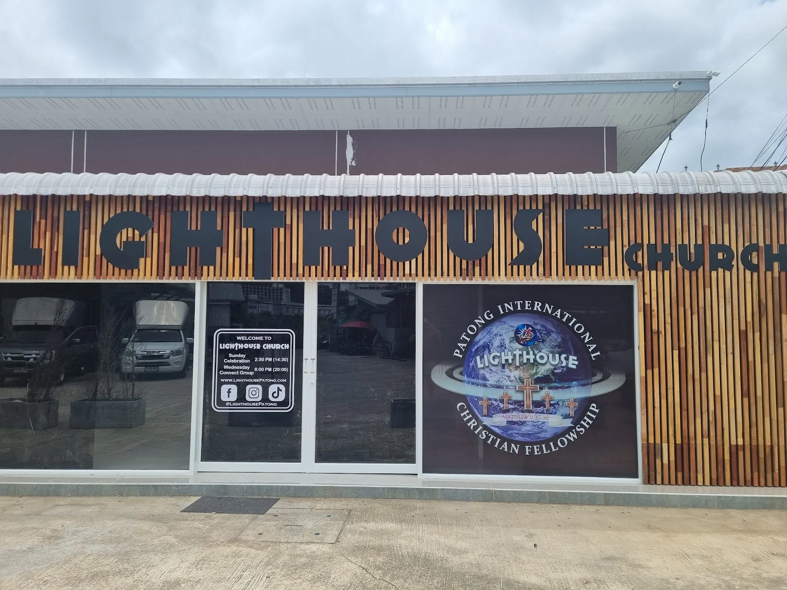 Церковь Lighthouse · Патонг: фасад с вывеской и расписанием богослужений