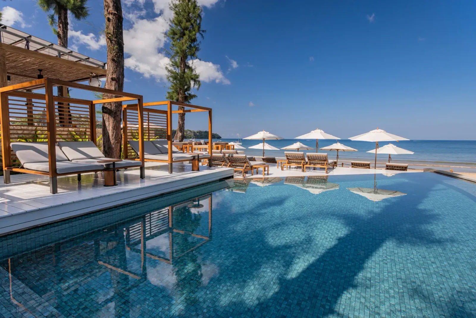 Бассейн Catch Beach Club с кабанами и дейбедами у кромки моря в Банг Тао