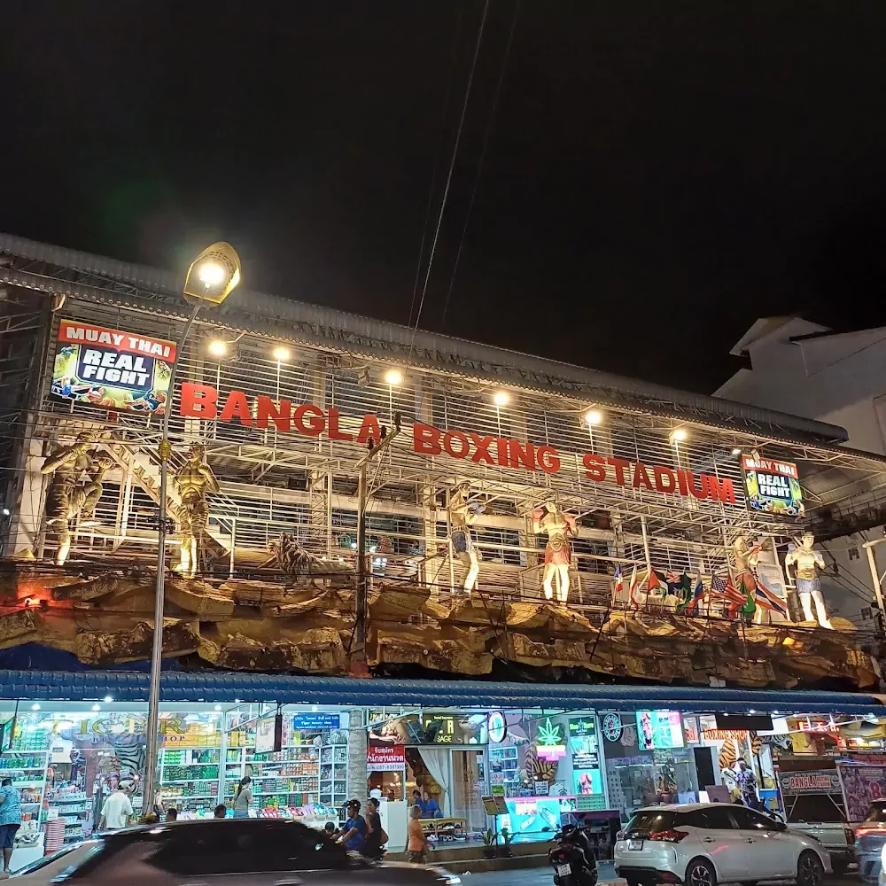 Фасад Bangla Boxing Stadium вечером