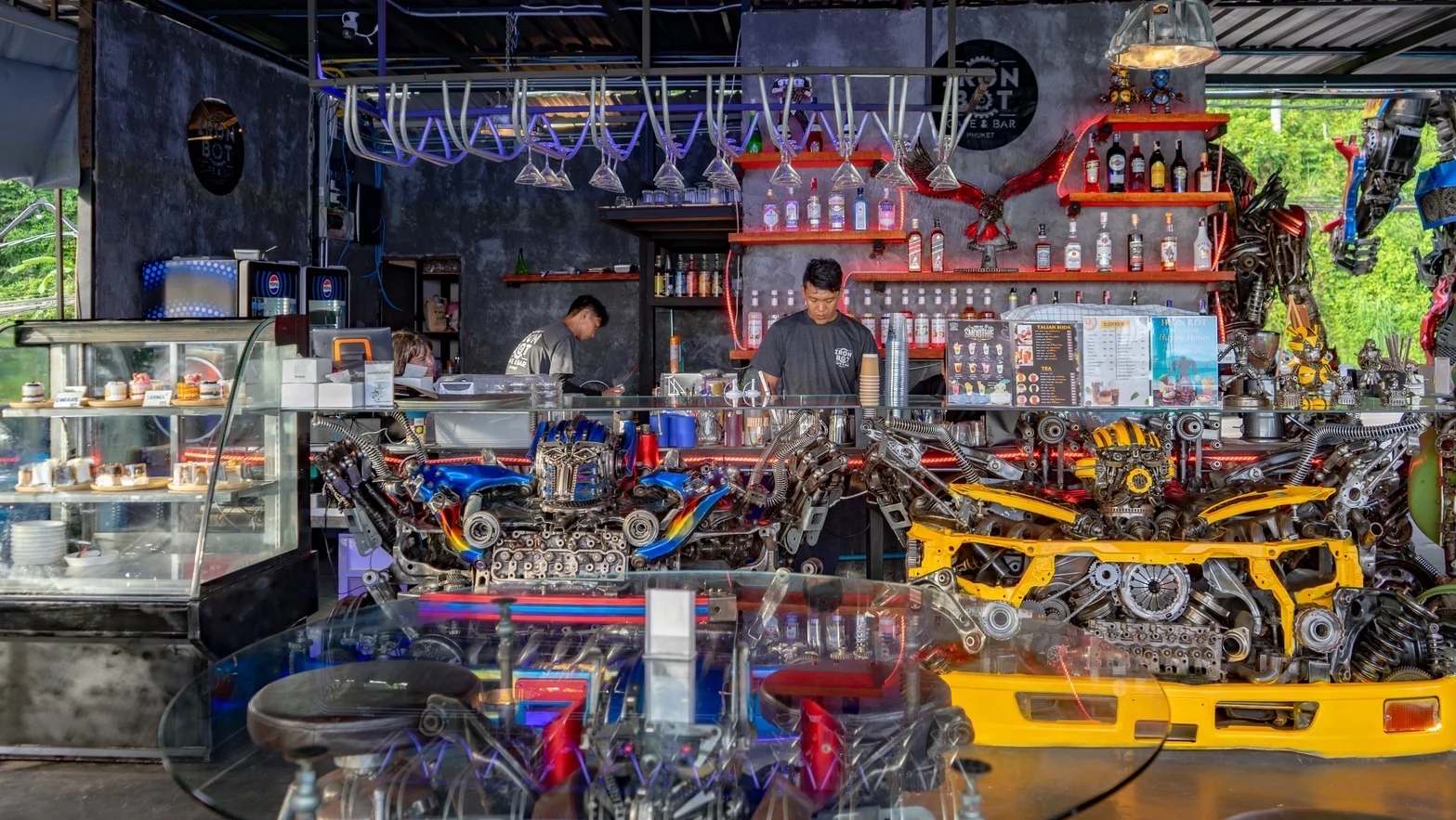 IRON BOT Cafe & Bar