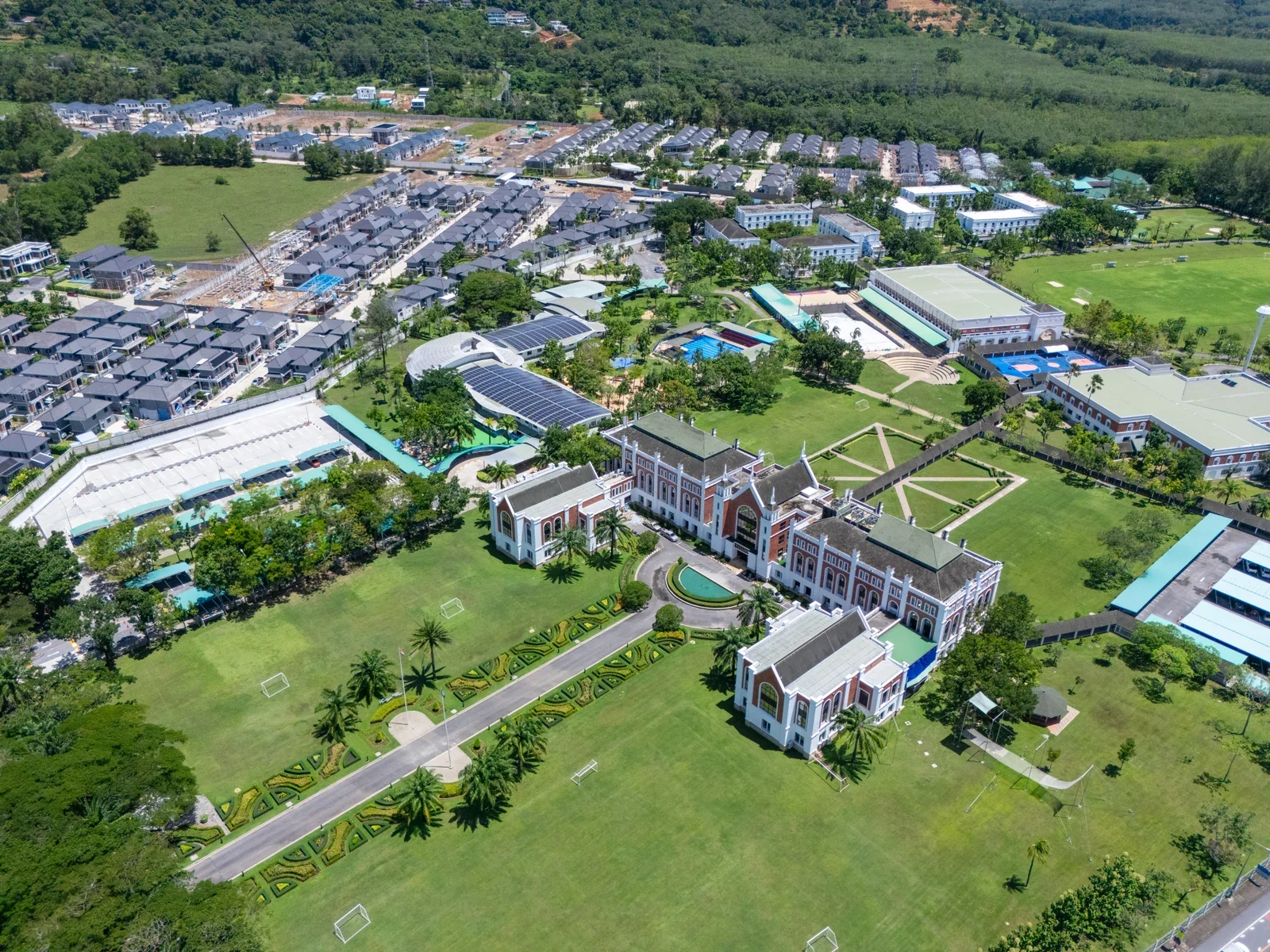 Кампус British International School Phuket с воздуха