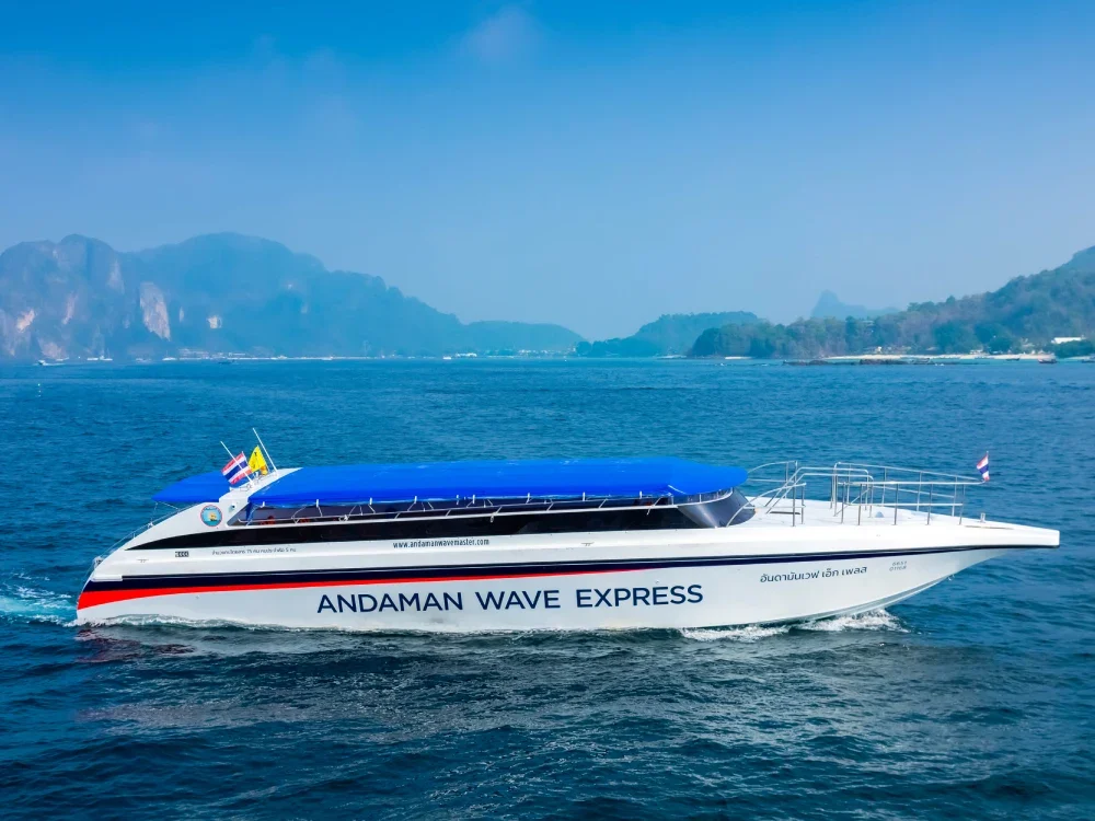 Скоростной катер «Андаман Вейв» Express на ходу в боковом ракурсе, синий тент и красная полоса на белом корпусе