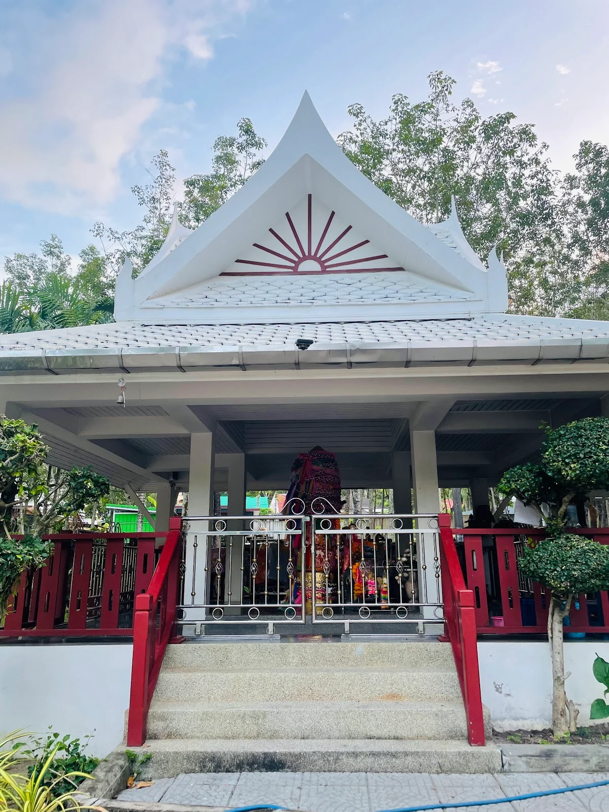 Thalang Pa Sak City Pillar Shrine: белый фасад святилища с красными воротами