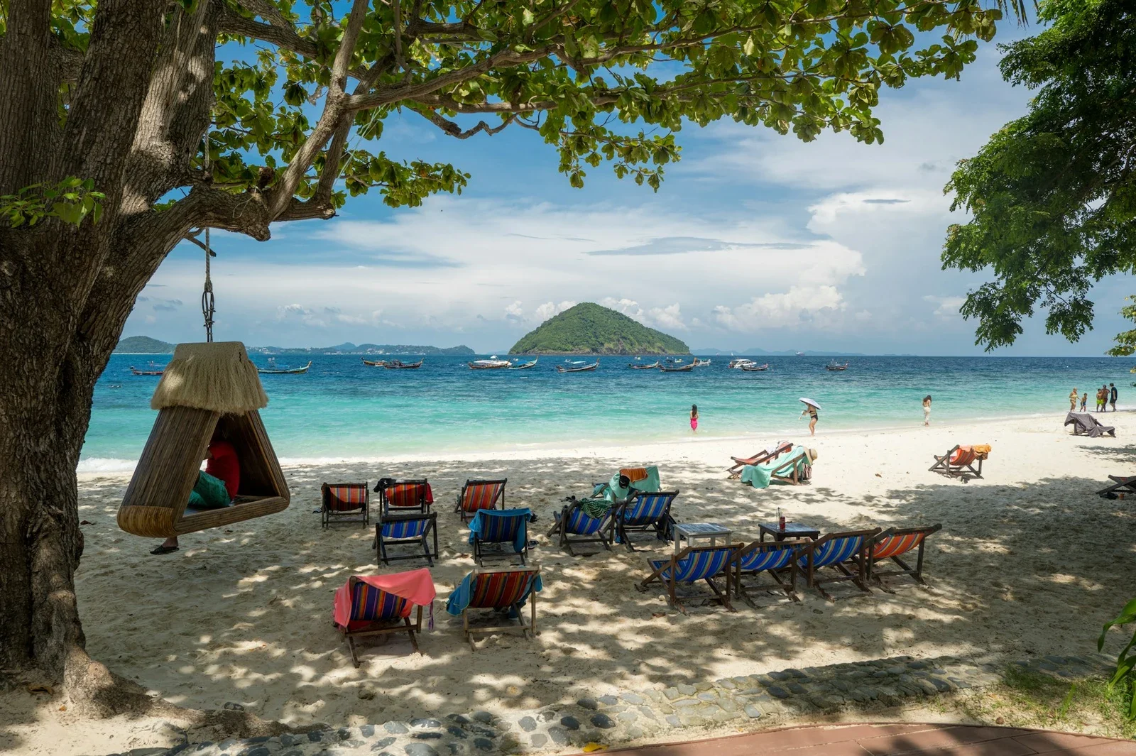 Банана-Бич на острове Ко Хэ в тени деревьев, шезлонги и светлая полоса пляжа