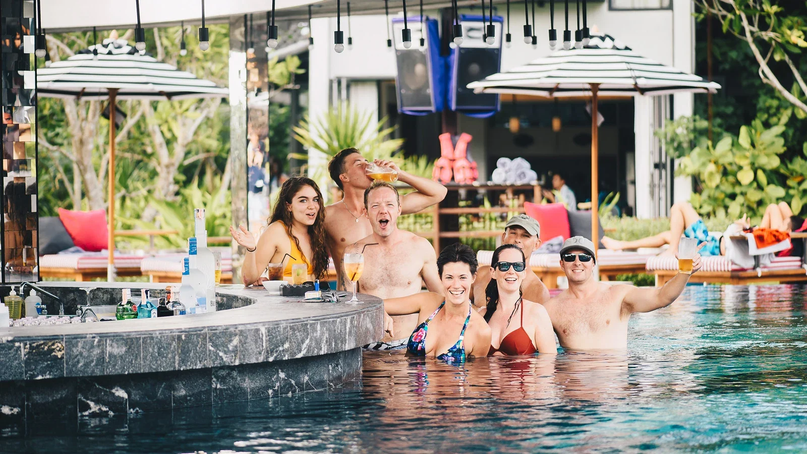 Гости отдыхают у круглой барной стойки в бассейне Baba Beach Club Natai