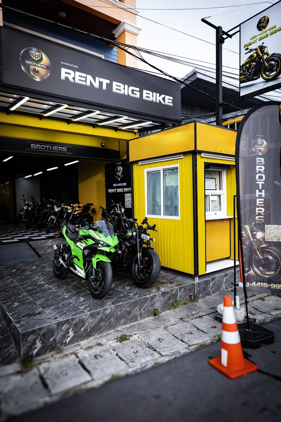 Brothers Rent — фасад проката. Чёрная вывеска RENT BIG BIKE, жёлтая стойка офиса, вход и мотоциклы.