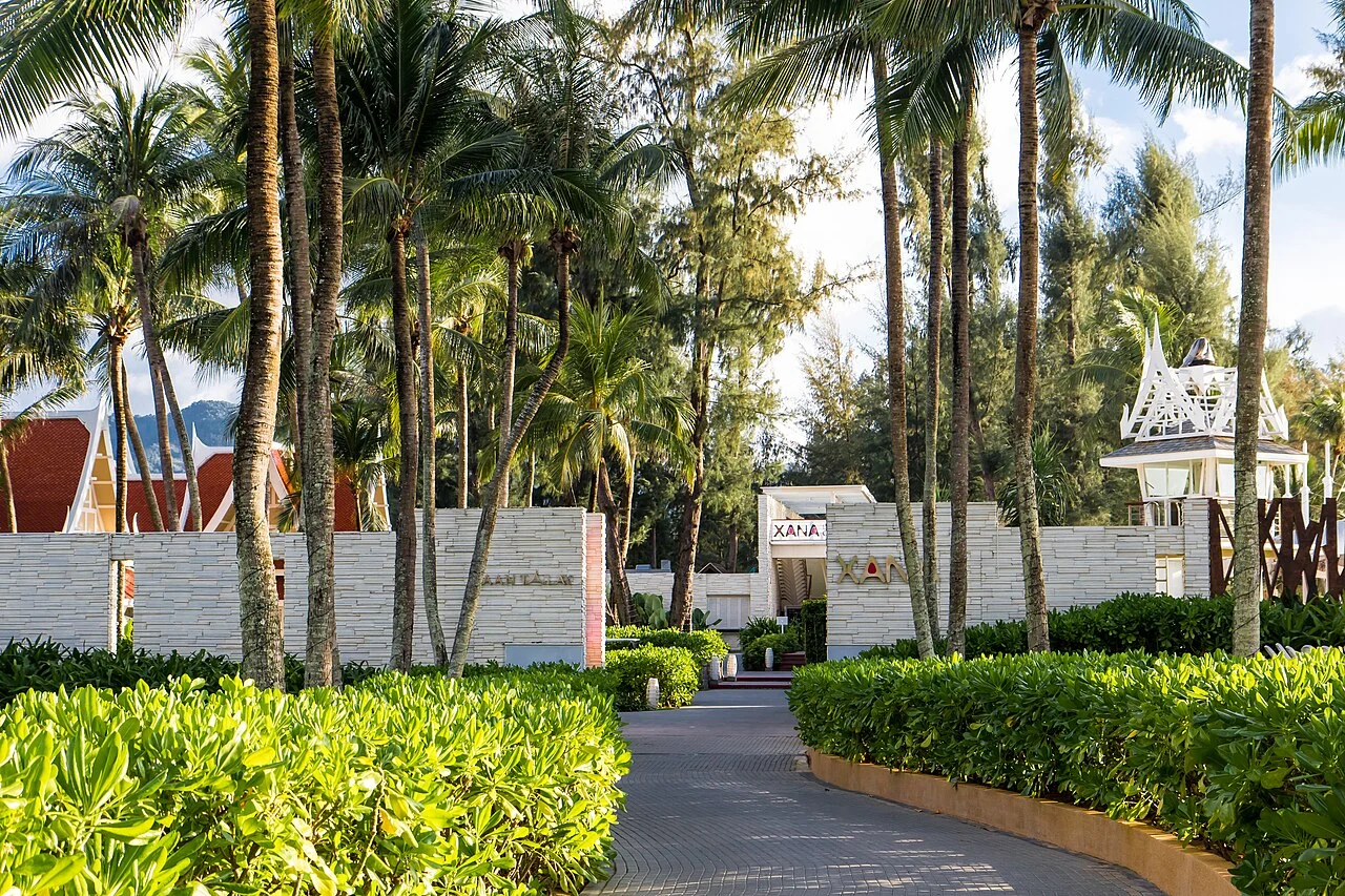 Аллея среди пальм и вход в клуб Xana в комплексе Laguna Phuket