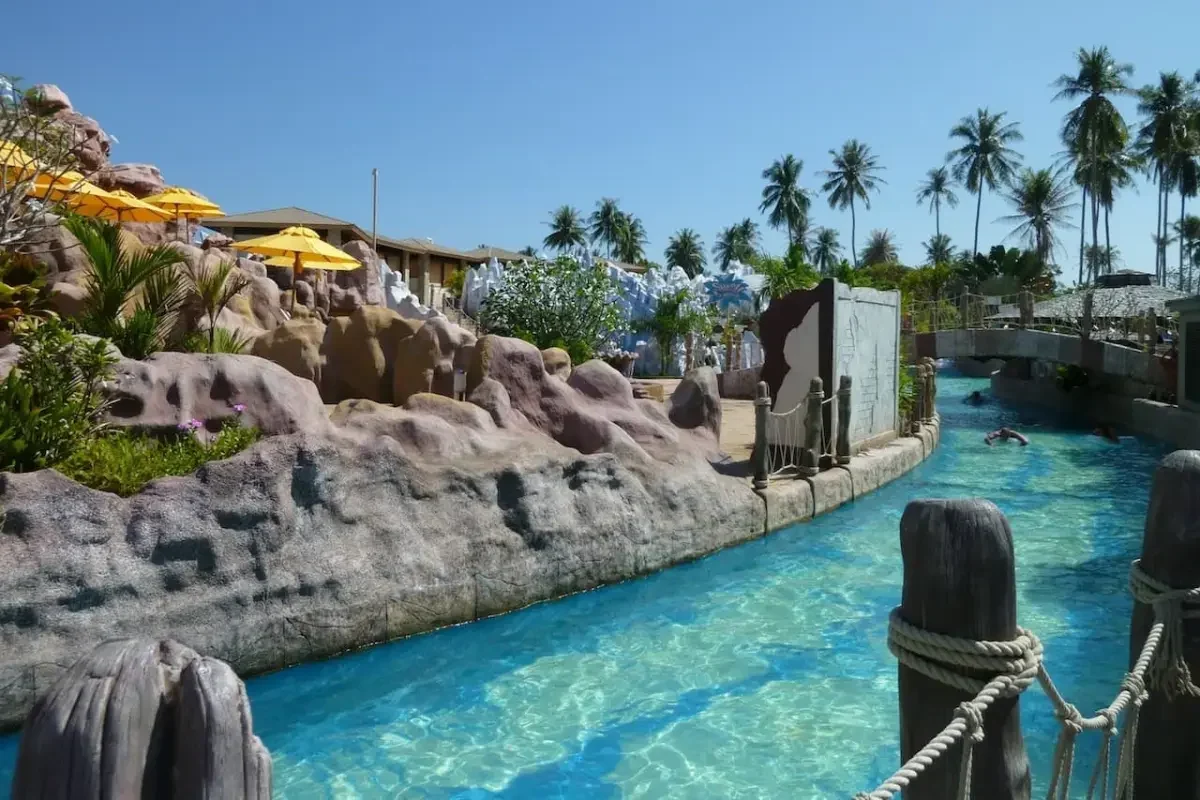 Участок Lazy River в Splash Jungle огибает искусственные скалы и идёт под небольшим мостиком