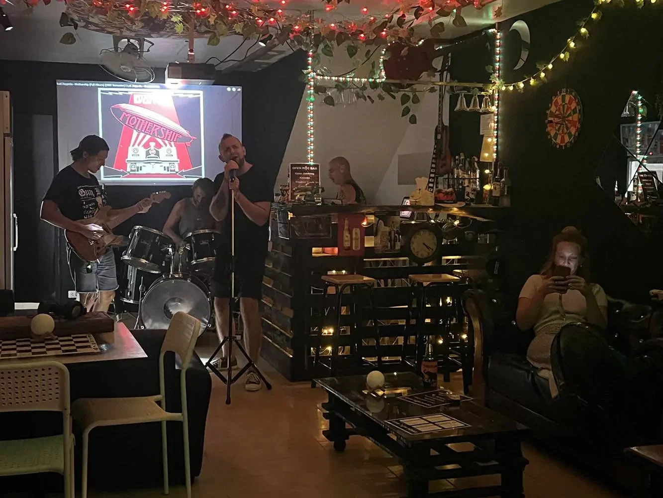 Гости играют и поют на сцене Open Mic Bar