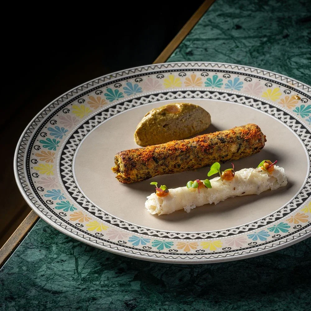 Блюдо с рисом и пряным гарниром на узорчатой тарелке Tambu