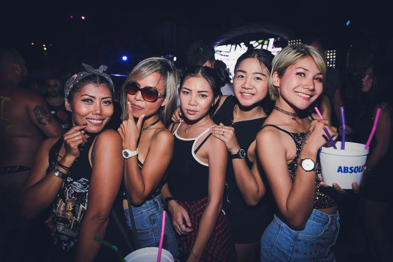 Гости с напитками на ночной вечеринке в Paradise Beach Phuket