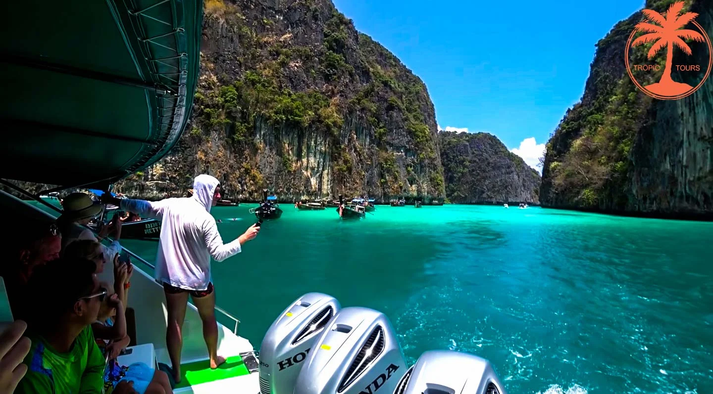 Скоростной катер Tropic Tours с тремя подвесными моторами Honda и пассажирами на борту в лагуне Пиле