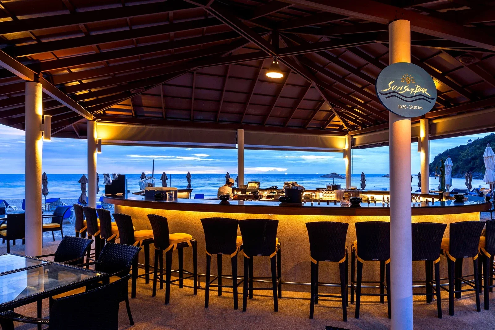 Sunset Bar на берегу: открытая стойка под крышей с видом на море