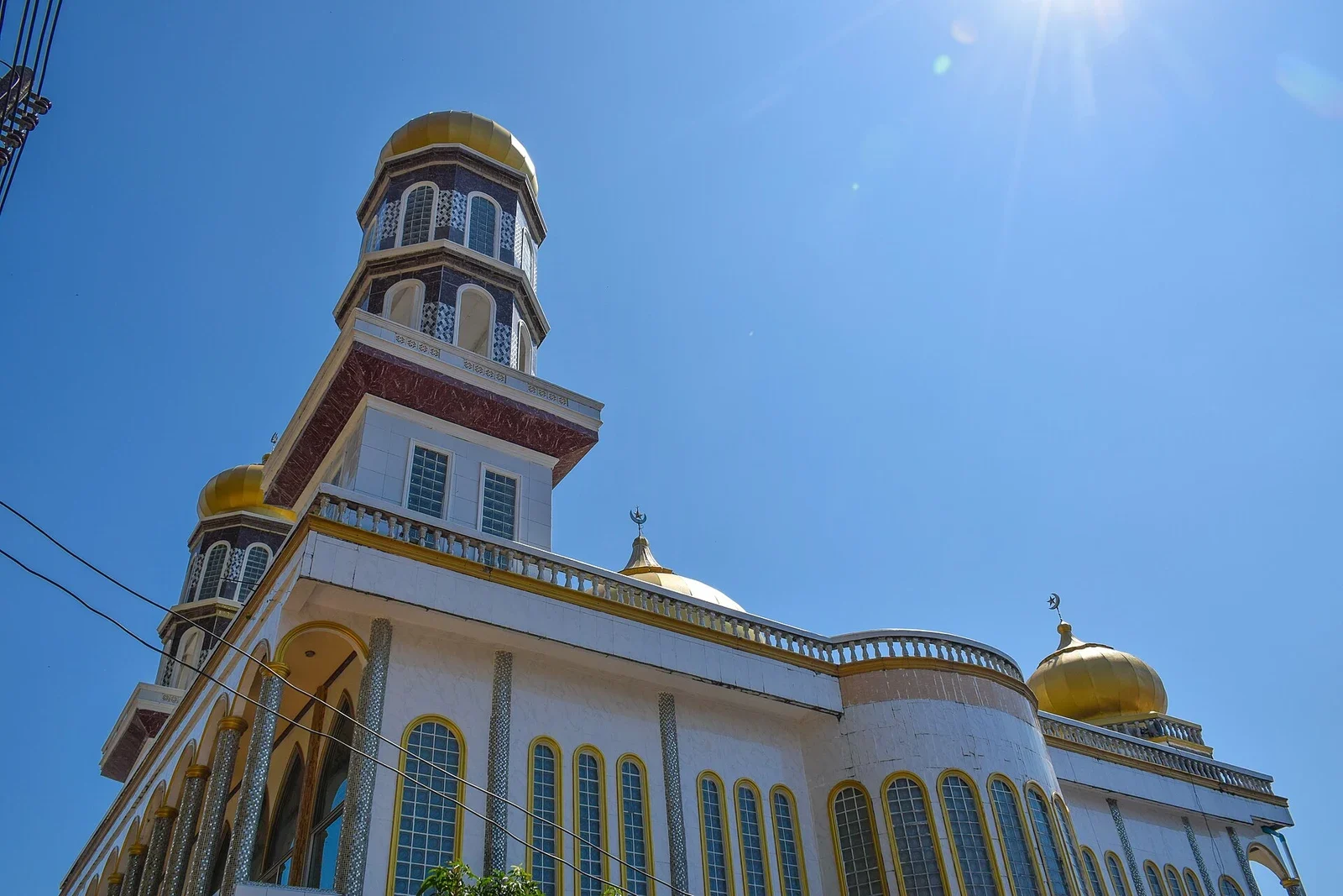 Минарет и золотой купол мечети Panyee Darussalam на Ко Паньи, вид снизу
