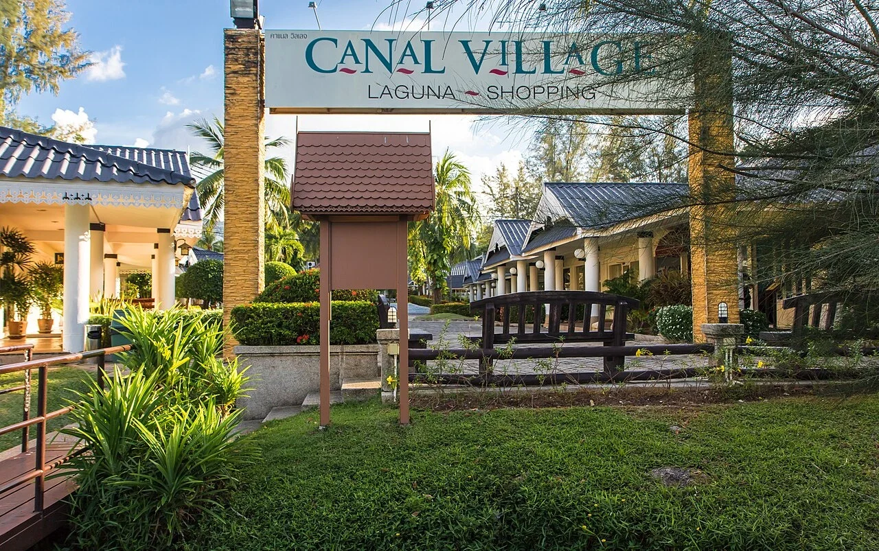 Вывеска Canal Village и дорожка торговой зоны Laguna Phuket