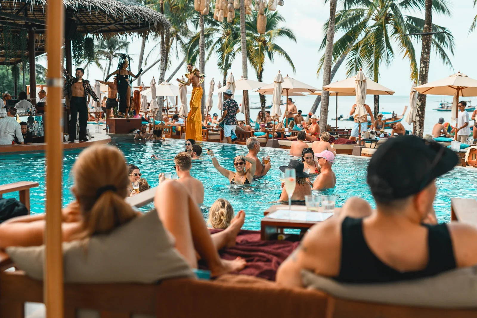 Гости Carpe Diem Beach Club у бассейна и в крытой зоне отдыха