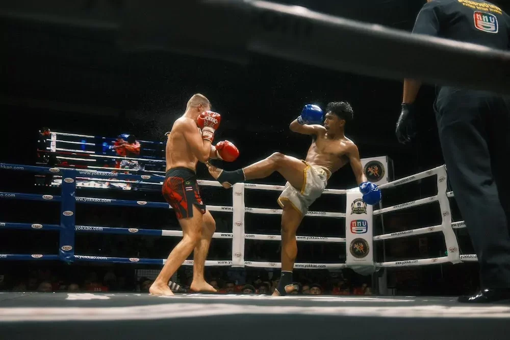 Поединок муай-тай на ринге Patong Boxing Stadium Sainamyen