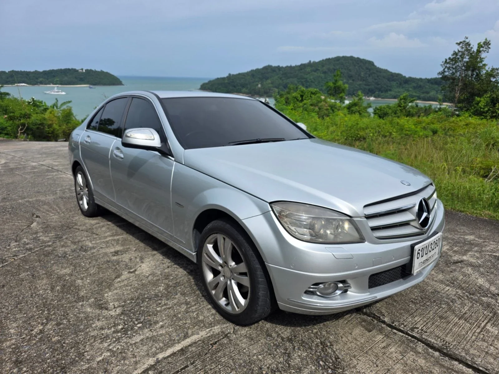 Серебристый Mercedes-Benz C230 из автопарка EPICENTER на смотровой площадке с видом на море Пхукета