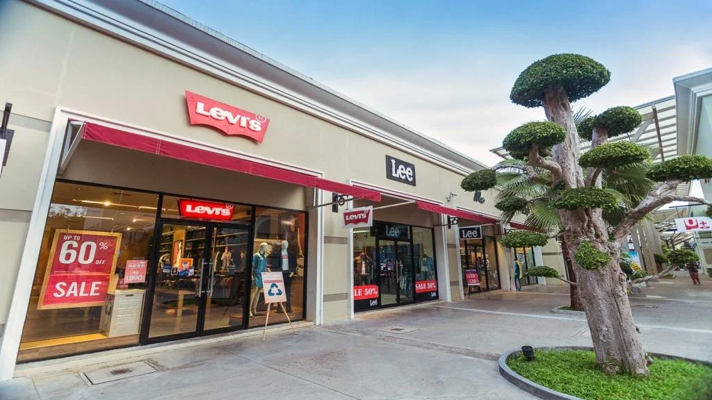 Витрины Levi’s и Lee на пешеходной улице торгового комплекса Premium Outlet Phuket