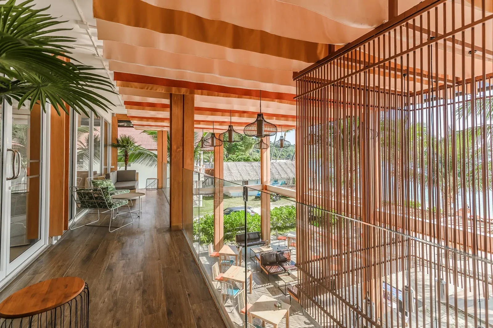 Открытый коридор и оформление входной зоны Flamingo Beachfront Coworking в Панва