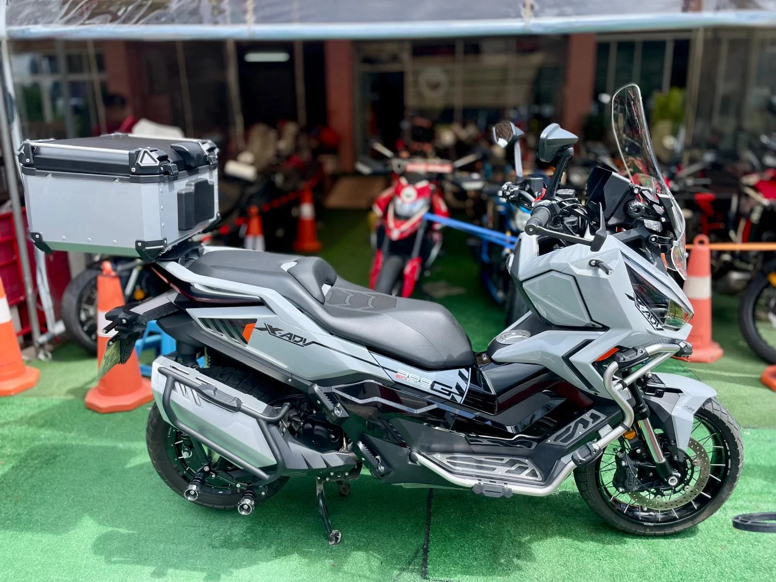 Phuket Rent Bike / Loloiko — перед офисом проката. Мотоциклы перед открытым фасадом офиса; стойка и помещение видны за площадкой выдачи.