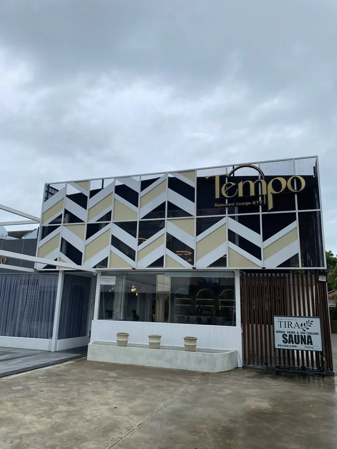 Фасад Tempo с вывеской Restaurant Lounge KTV