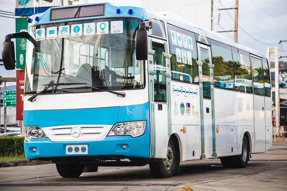 Голубо-белый автобус Phuket Smart Bus спереди: маршрут аэропорт — пляжи, включая Патонг
